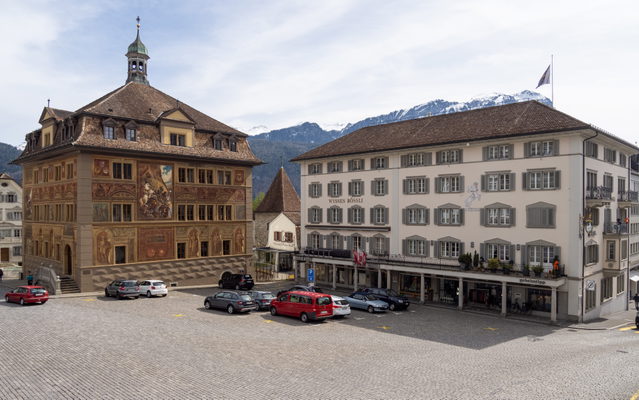 Bemaltes Rathaus und historische Häuser am Hauptplatz Schwyz