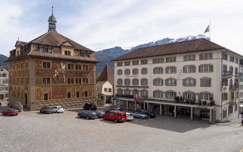 Hauptplatz Schwyz – Rathausmalereien, Brunnen und historische Kulisse