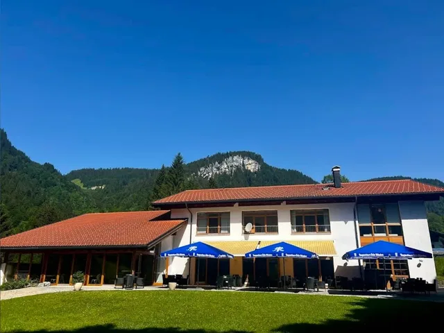 Restaurant Pizzeria Alpenrose in Tiefenbach mit Terrasse und Allgäuer Bergkulisse