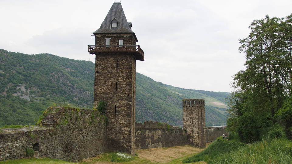 Historische Stadtmauer von Oberwesel mit begehbaren Abschnitten und Turm