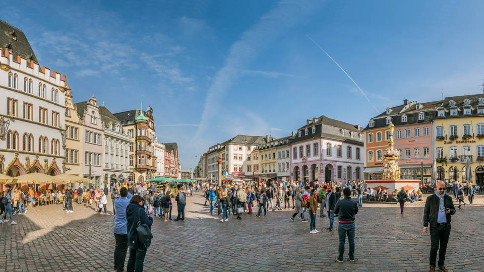 Panorama des Trierer Hauptmarkts mit Steipe und historischen Fassaden