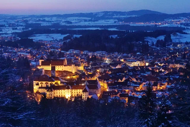 Winterliche Abendansicht der beleuchteten Altstadt von Füssen