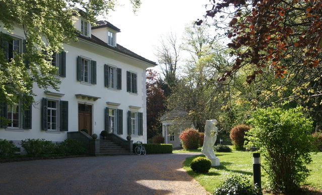 Villa Falkenhorst in Thüringen mit Eingang, Parkbäumen und Garten