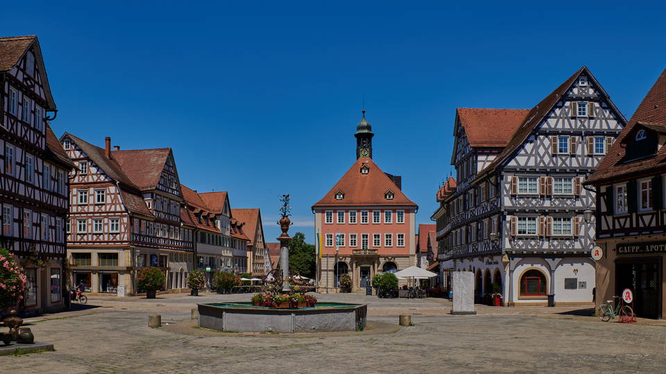 Marktplatz mit Rathaus und Fachwerkhäusern in Schorndorf