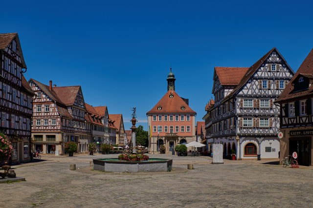 Marktplatz mit Rathaus und Fachwerkhäusern in Schorndorf außerhalb des Stadtfests
