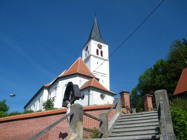 St. Peter und Paul in Bellenberg mit Freitreppe und Kreuz