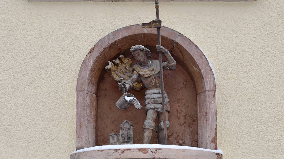 Floriansdarstellung an einer Hausfassade am Hauptplatz in Schladming