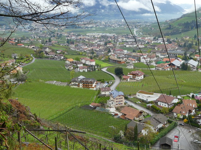 Blick vom Algunder Waalweg über Algund und das Etschtal