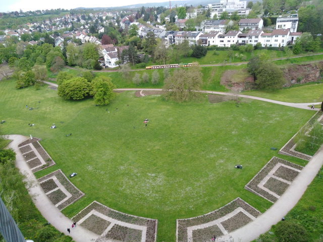 Gartenlandschaft mit Wiesen, Beeten und Wegen im Höhenpark Killesberg