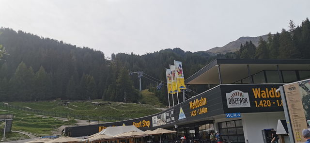 Talstation der Waldbahn in Fiss mit Gondeln und bewaldetem Berghang