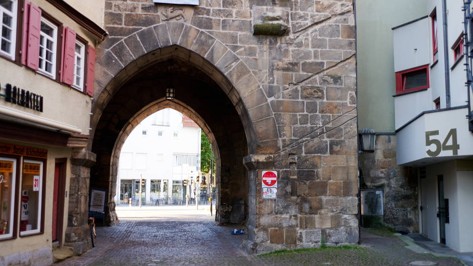Durchfahrt des Wolfstors an der Esslinger Küferstraße außerhalb des Erdbeerfestes