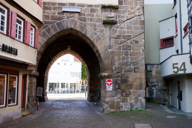 Durchfahrt des Wolfstors an der Esslinger Küferstraße außerhalb des Erdbeerfestes