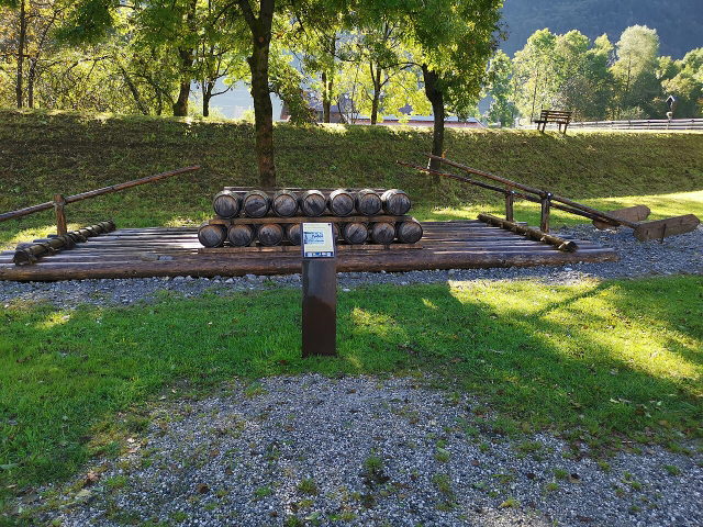 Floßdenkmal in Oberau als Ortsmotiv zur Geschichte der Flößerei