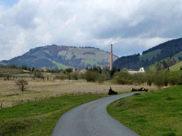 Grießner Moor mit dem Magnesitwerk Hochfilzen im Hintergrund