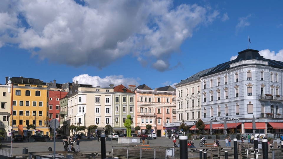 Rathausplatz von Gmunden mit historischen Fassaden am Traunsee