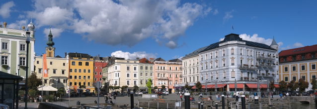 Rathausplatz von Gmunden mit historischen Fassaden am Traunsee