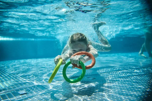Kind beim Tauchen im Freibad Riezlern