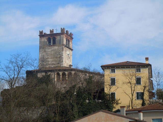 Historischer Turm und Gebäude im Ortskern von Castelnuovo del Garda