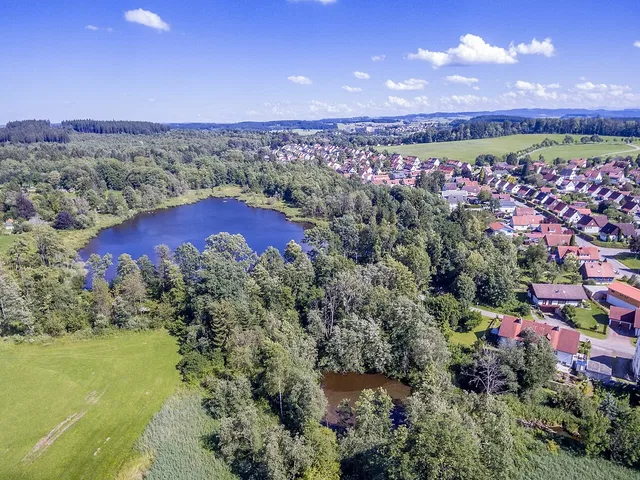 Repsweiher aus der Luft; die Wanderung führt am Weiher vorbei.