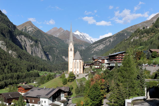 Ortszentrum von Heiligenblut mit dem Großglockner im Hintergrund