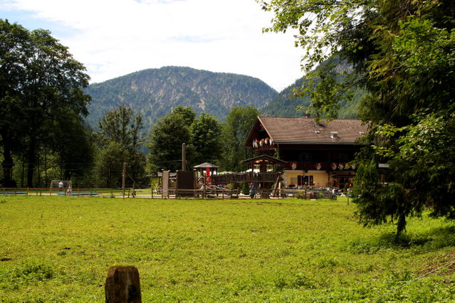 Kaiserhaus am Rand einer grünen Wiese bei Brandenberg
