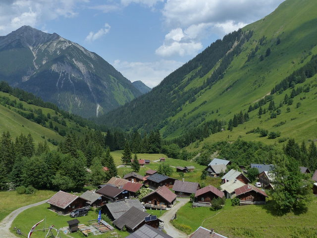 Almdorf Fallerschein mit Holzhäusern und grünen Berghängen
