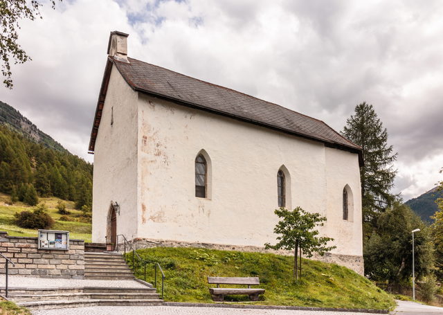 Die kleinere Kirche San Bastian am Kirchenhügel von Zernez