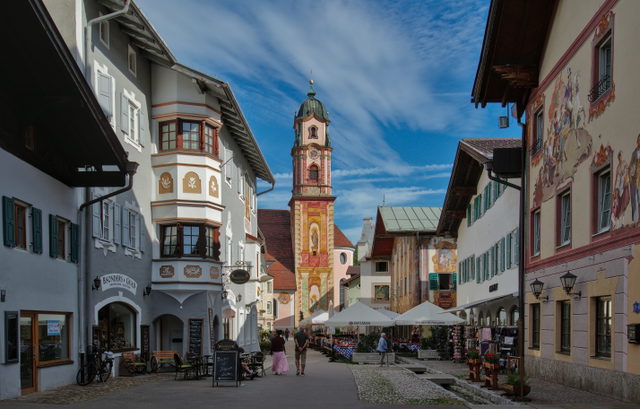Obermarkt in Mittenwald mit bemalten Häusern und der Kirche St. Peter und Paul