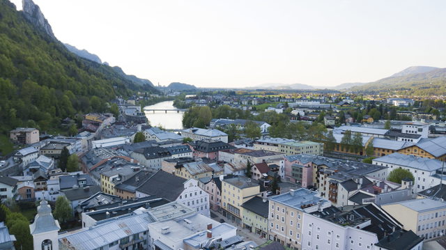 Luftaufnahme der Halleiner Altstadt an der Salzach