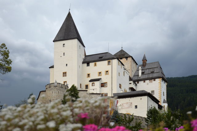 Burg Mauterndorf über dem historischen Ort