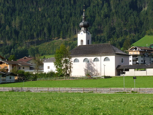 Pfarrkirche und Widum in Aschau im Zillertal