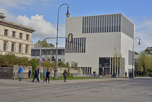 Weißer Museumsbau des NS-Dokumentationszentrums München