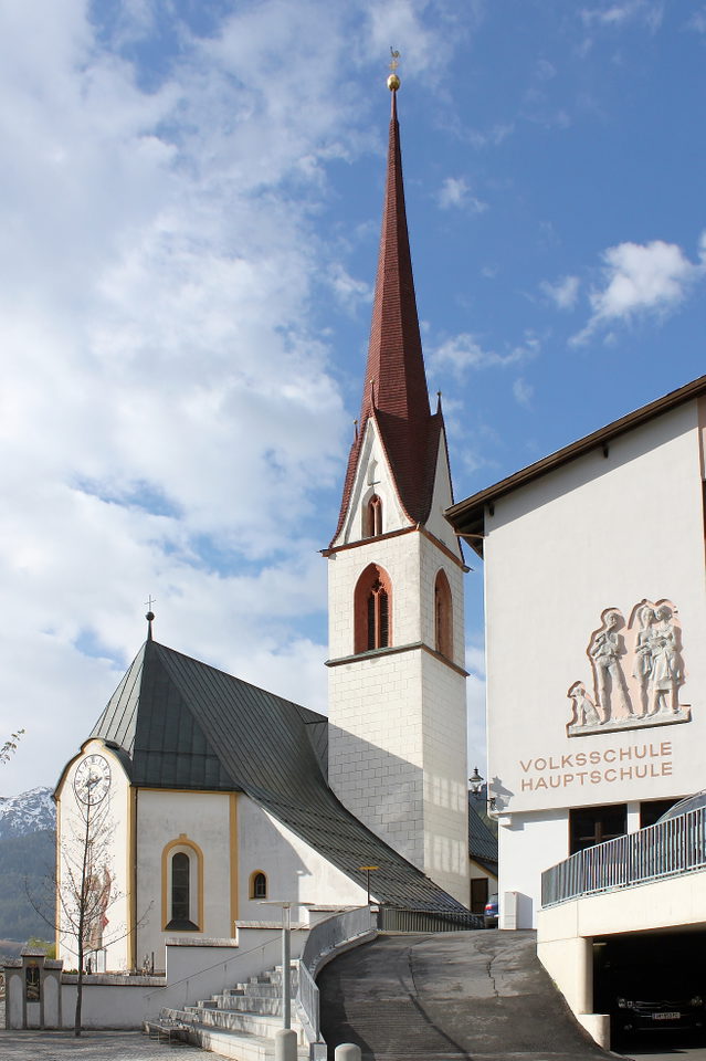 Pfarrkirche Mariä Heimsuchung in Sölden mit spitzem Kirchturm