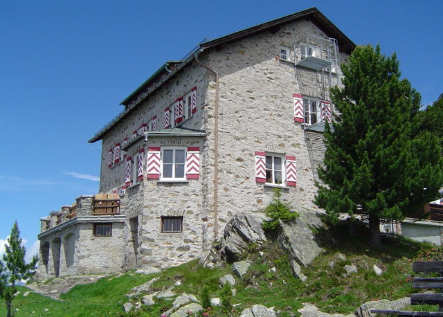 Neue Bielefelder Hütte mit Steinfassade und rot-weißen Fensterläden