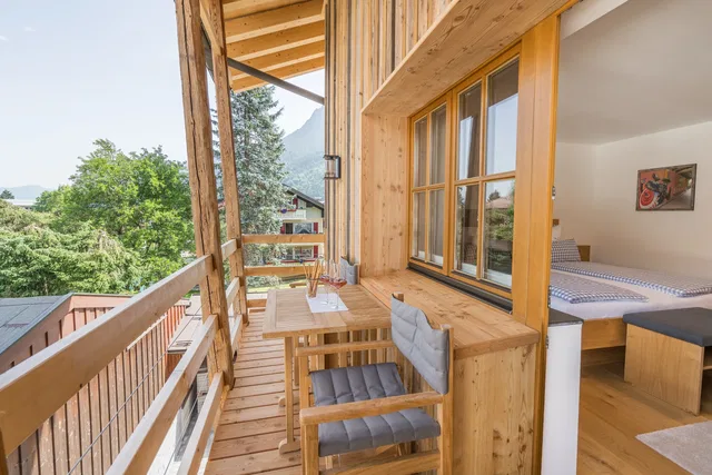 Holzbalkon mit Sitzplatz und Blick in die Oberstdorfer Berge