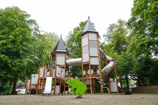Kletterturm der Räuberburg im Stadtgarten Pfullendorf mit Bäumen und Sandfläche