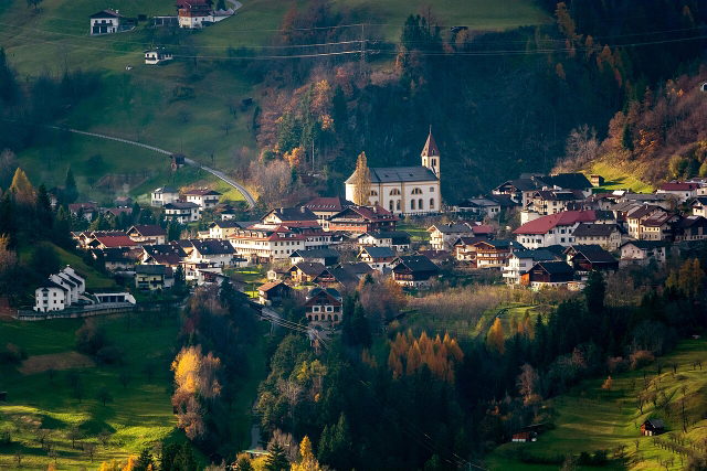 Umgebungsmotiv: Herbstlicher Blick auf Grins und seine Kirche