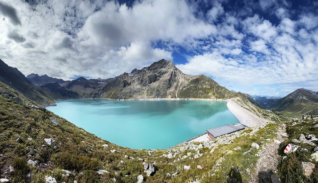Türkisfarbener Finstertaler Speicher mit Staumauer und Berglandschaft