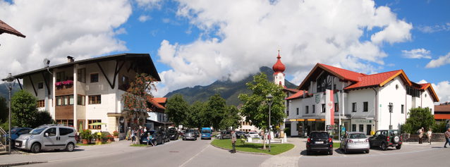 Ortsansicht von Ehrwald vor den Tiroler Bergen