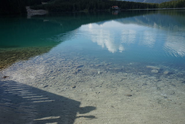 Klares Uferwasser und Spiegelungen am Antholzer See