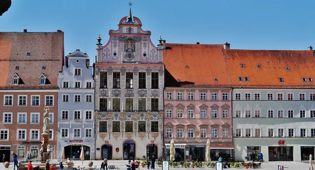 Historische Häuserzeile am Hauptplatz von Landsberg am Lech