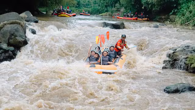 Symbolbild: Rafting im Wildwasser. Keine Originalaufnahme des Anbieters oder Flusses.