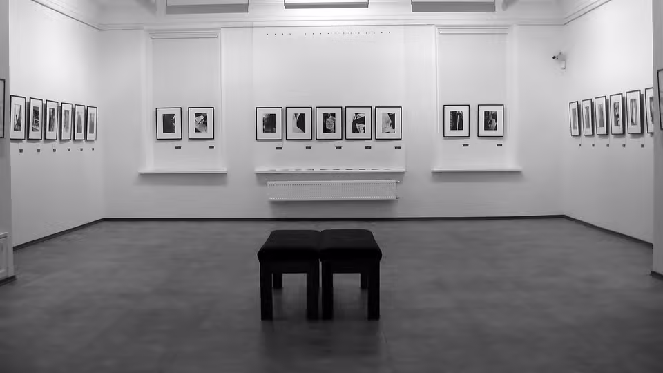 Symbolbild: Ausstellung mit gerahmten Fotografien in einer Galerie. Keine Originalaufnahme des Anbieters.