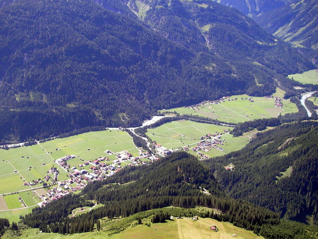 Blick von der Rotwand auf Elbigenalp im Lechtal
