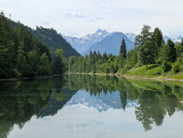 Auwaldsee bei Fischen mit Spiegelung der Allgäuer Berge