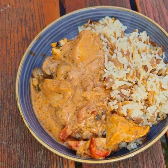 Hähnchengericht mit Reis und Gemüse bei Nuray's Kitchen