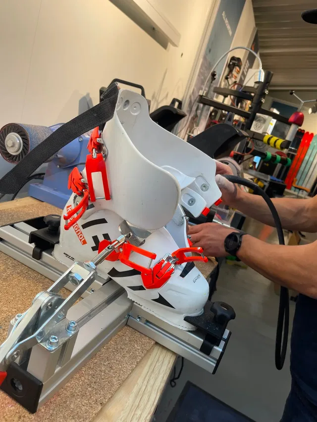 Skischuh bei der Schalenanpassung in der Bootfitting-Werkstatt