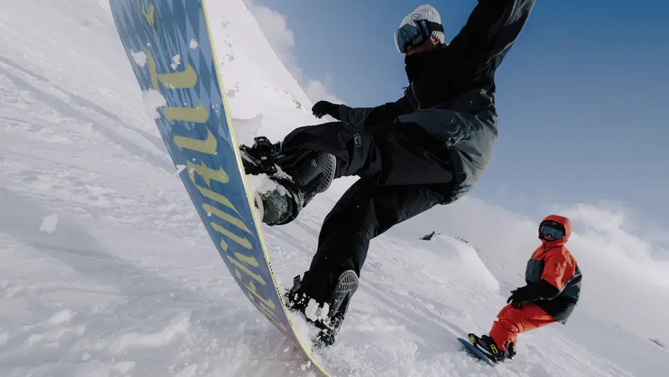 Snowboarder beim Sprung im Schnee