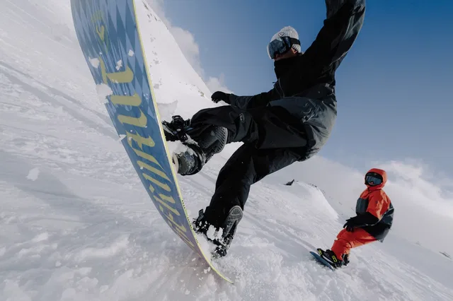 Snowboarder beim Sprung im Schnee