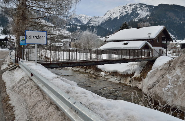 Brücke über den Hollersbach im verschneiten Ortsgebiet